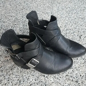 Black Ankel Short Buckle Boots Booties size 7.5